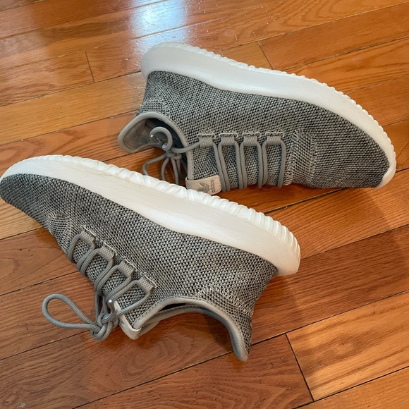 LIKE NEW ADIDAS SNEAKERS - Picture 2 of 4